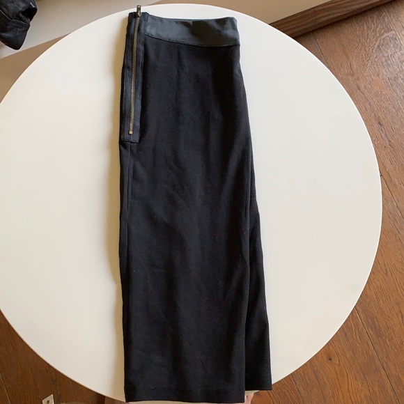 VERO MODA stretchable fabric pencil black skirt. Grey piping at waist. - Picture 3 of 9